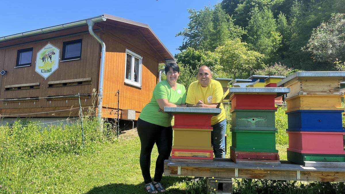 Judit und Karl Klaindl kümmern sich in Sinabelkirchen um 48 Bienenvölker 