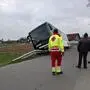 Der umgekippte Linienbus musste mittels Bergekran zurück auf die Straße gehievt werden 
