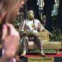 Der Künstler Plastic Jesus, der für Street-Art-Proteste bekannt ist, stellte auf den Hollywood Boulevard von L. A. eine goldglänzende Skulptur von Harvey Weinstein, der im Bademantel auf einer &quot;Besetzungscouch&quot; sitzt und in seinem Schoß eine Oscar-Statue in der Hand hält. 