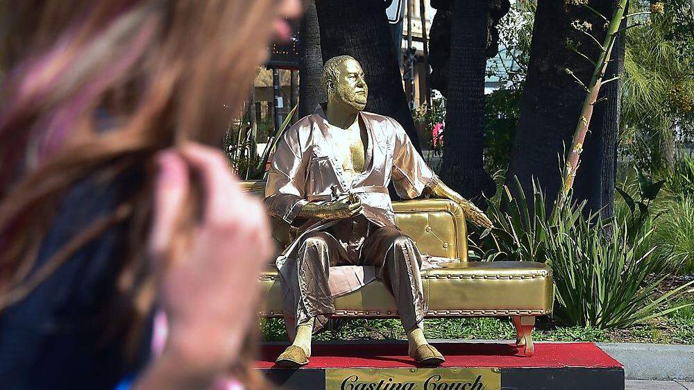 Der Künstler Plastic Jesus, der für Street-Art-Proteste bekannt ist, stellte auf den Hollywood Boulevard von L. A. eine goldglänzende Skulptur von Harvey Weinstein, der im Bademantel auf einer &quot;Besetzungscouch&quot; sitzt und in seinem Schoß eine Oscar-Statue in der Hand hält. 
