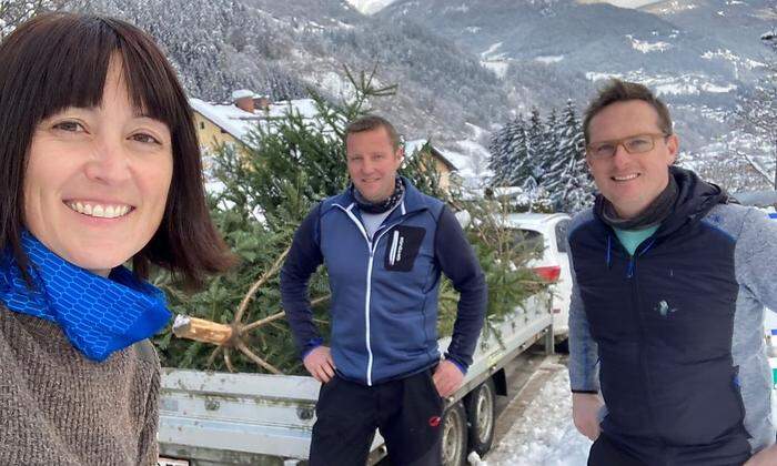 Acht Abholteams sind in Radenthein unterwegs: Dieses besteht aus Gemeinderätin Anna Kohlmayer, Ersatzgemeinderat Hannes Daborer und Bürgermeister Michael Maier.