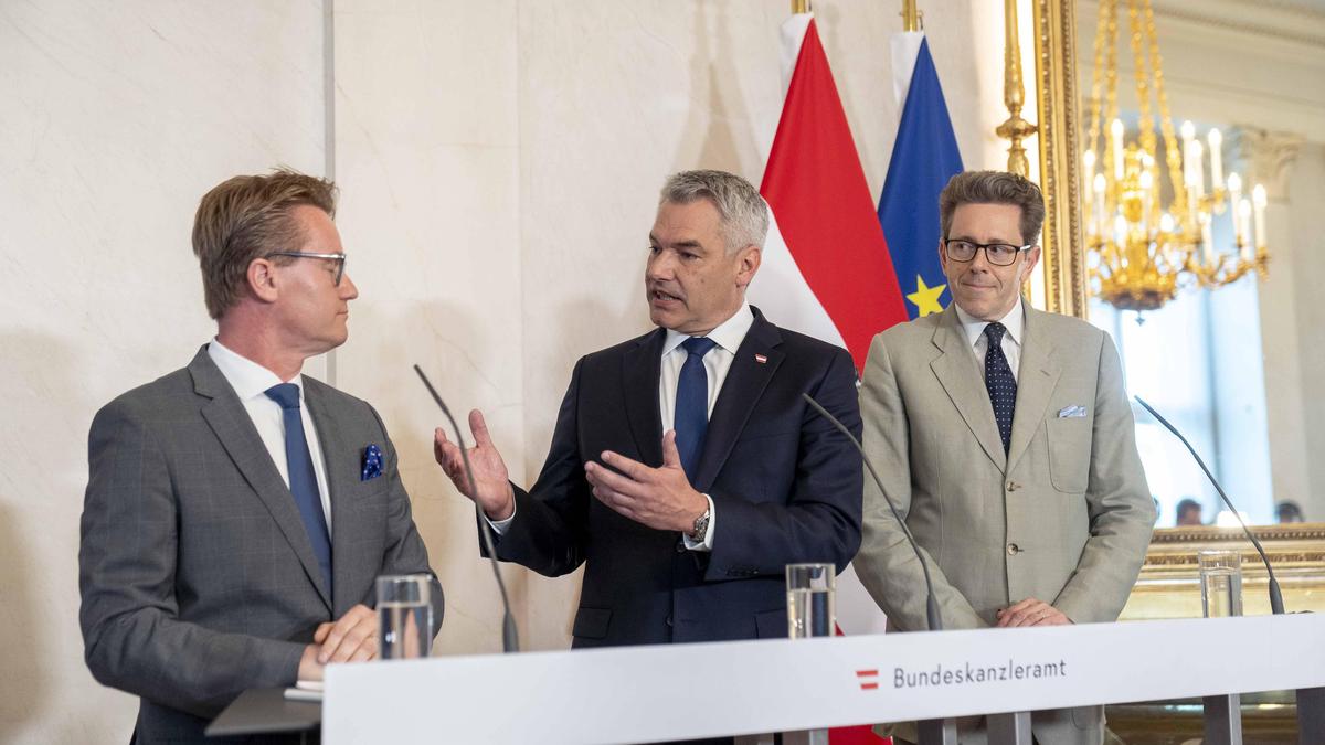 IV-Präsident Georg Knill, Bundeskanzler Karl Nehammer und WK-Präsident Harald Mahrer bei der gemeinsamen Pressekonferenz