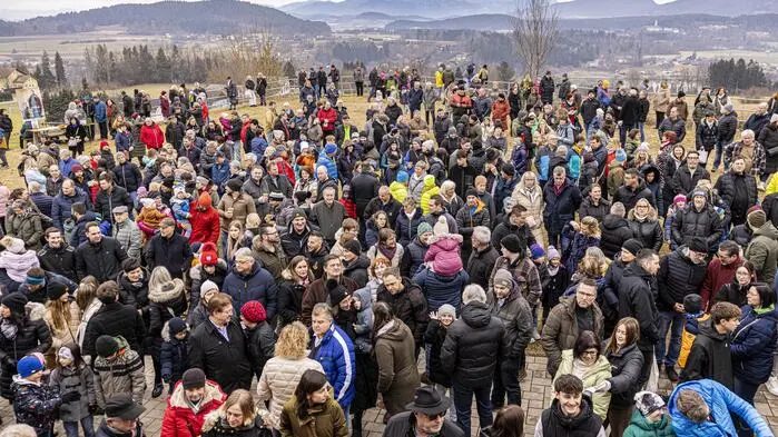 Hunderte versammelten sich am Sonntag vor der Kirche Stein im Jauntal ...