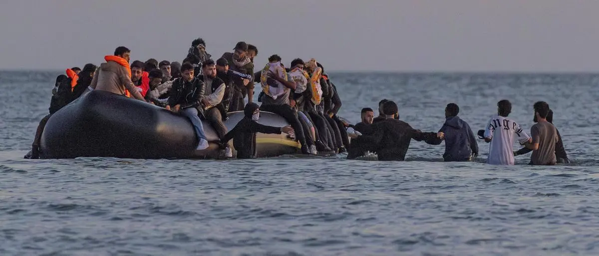 Migrants Attempt Channel Crossing from Gravelines GRAVELINES, FRANCE - JUNE 30: Migrants wade into the sea to board a dinghy in an attempt to cross the English Channel in Gravelines, France, on June 30, 2025. Marcin Nowak / Anadolu Gravelines France. Editorial use only. Please get in touch for any other usage. PUBLICATIONxNOTxINxTURxUSAxCANxUKxJPNxITAxFRAxAUSxESPxBELxKORxRSAxHKGxNZL Copyright: x2025xAnadoluxMarcinxNowakx