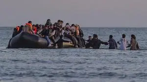 Migrants Attempt Channel Crossing from Gravelines GRAVELINES, FRANCE - JUNE 30: Migrants wade into the sea to board a dinghy in an attempt to cross the English Channel in Gravelines, France, on June 30, 2025. Marcin Nowak / Anadolu Gravelines France. Editorial use only. Please get in touch for any other usage. PUBLICATIONxNOTxINxTURxUSAxCANxUKxJPNxITAxFRAxAUSxESPxBELxKORxRSAxHKGxNZL Copyright: x2025xAnadoluxMarcinxNowakx