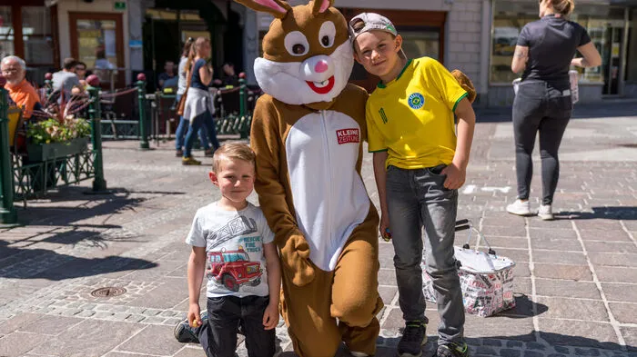Am Freitagnachmittag kam der Kleine Zeitung-Osterhase auf den Weizer Südtiroler Platz ...