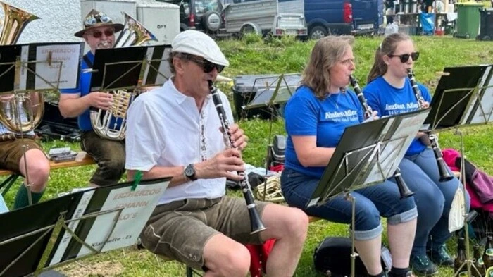 Das Publikum unterhielt sich sehr gut bei einer Musik, die so richtig zur Bürgeralm passte.
