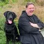 Pater Egon Homann mit seinem Hund Finn