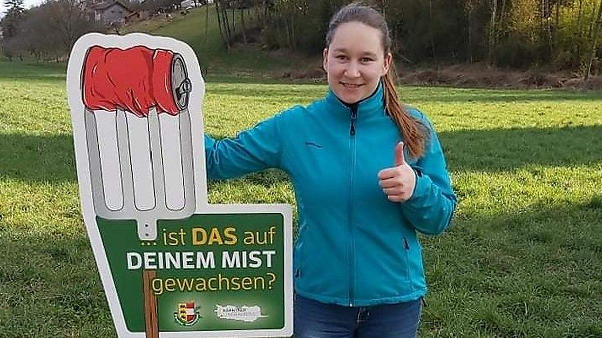 Jungbäuerin Martina Joham mit dem Hinweisschild