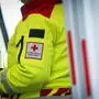 Man sieht einen Rettungssanitäter von der Seite