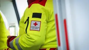 Man sieht einen Rettungssanitäter von der Seite