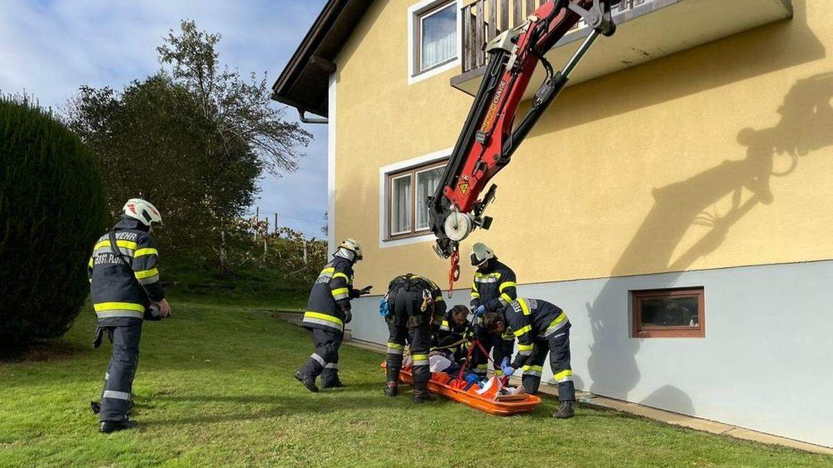 Der Patient wurde mit dem Kran über den Balkon geborgen