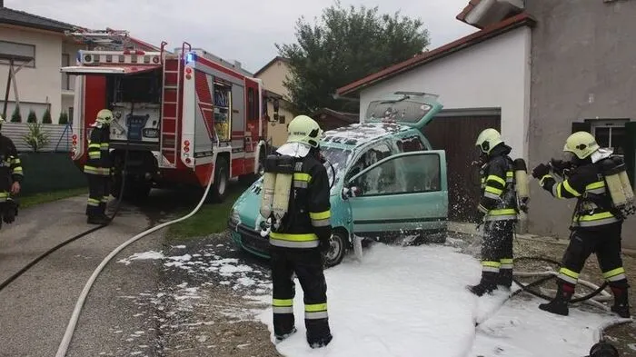 In Kaindorf fing ein Auto Feuer, durch das beherzte Eingreifen von Nachbarn, wurde Schlimmeres verhindert.