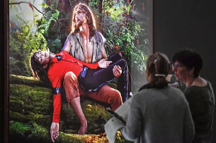  Auch sei die Ausstellung "Michael Jackson: On the Wall" vom 22. März bis zum 14. Juli im Vergleich zu den vorigen Stationen in London und Paris um einige Werke ergänzt worden. 