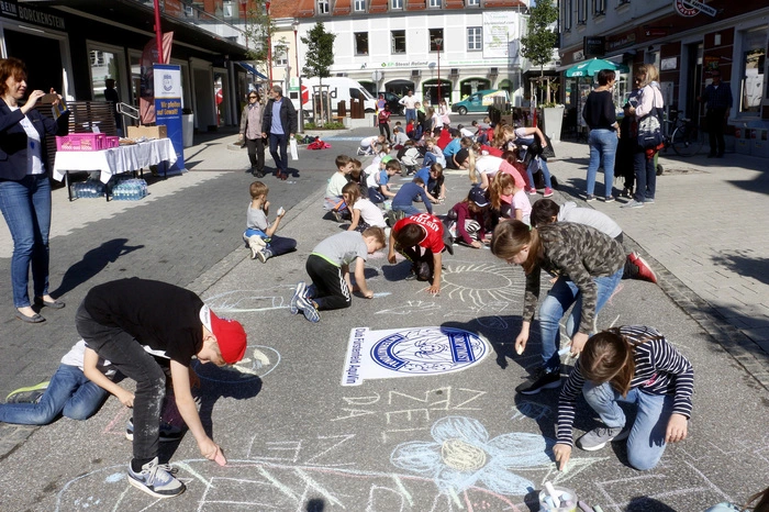 ...zu einer großen Malaktion in der Fürstenfelder Hauptstraße.
