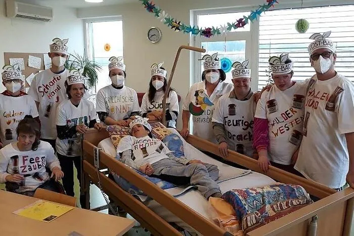 Das Team der Lebenshilfe St. Johann in der Haide feierte mit seinen Klienten.