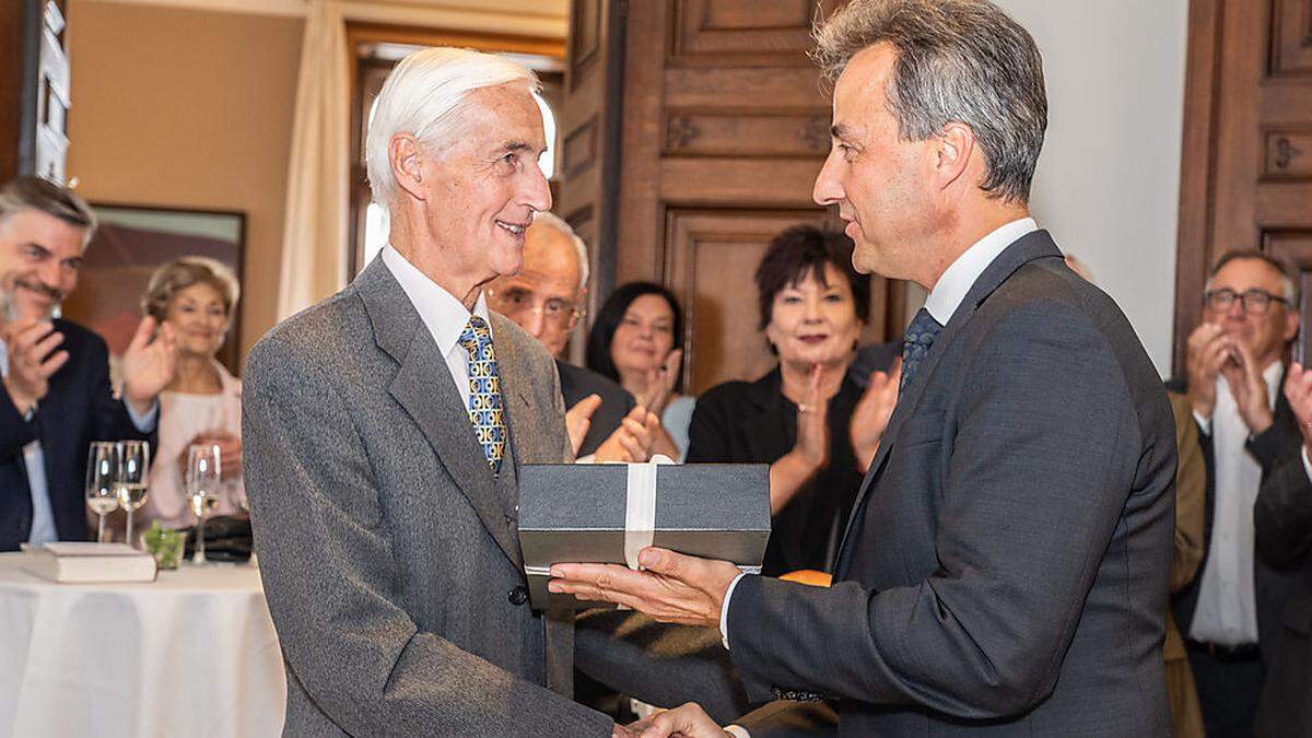 Bürgermeister Siegfried Nagl gratulierte seinem Vorgänger Alfred Stingl zum Geburtstag. Weggefährten aller politischen Parteien waren zum Überraschungsfest eingeladen