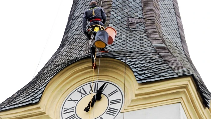 Das alte Schieferdach wurde abmontiert und durch ein neues Kupferdach ersetzt. 