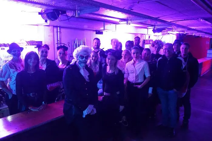 Abends übernahm dann die Jugend das Zepter: Die Edelbrennerei Pipifein lud zum 1. Halloween-Rave in die Tiefgarage der Rathauspassage. 