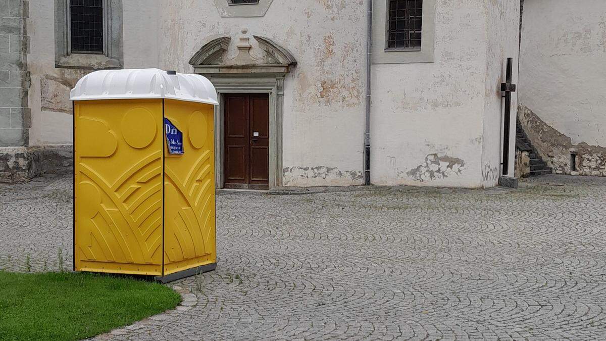 Die mobile Toilette sorgte wochenlang für Unmut in der Künstlerstadt