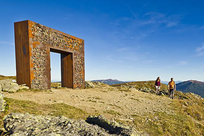 Wer in der Region Millstätter See Station macht, muss durch das Granattor schreiten! Hoch über dem See, auf 2048 Meter Seehöhe, findet sich der mächtige Durchgang auf einer Bergkuppe. Die Pfeiler sind mit Tonnen von Granatgestein gefüllt.