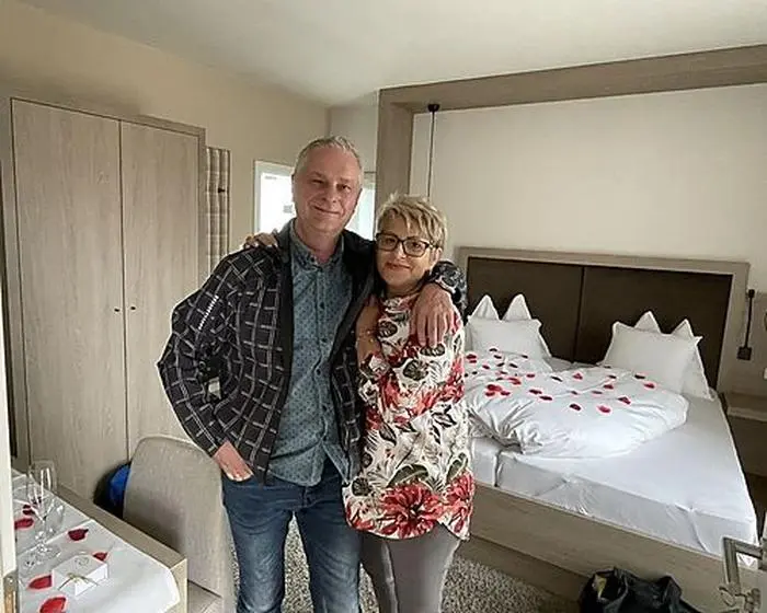 Hubert und Ulrike Strajhar-Schneeberger waren zwei der allerersten Gäste, die am Mittwoch im Vulkanlandhotel Legenstein eingecheckt haben