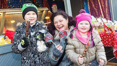 Roswitha Sauer besuchte mit ihren Enkeln Leon und Anna den Klagenfurter Christkindlmarkt