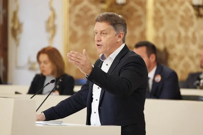 Der grüne Finanzsprecher Lambert Schönleitner lässt kein gutes Haar an der blau-schwarzen Budgetpolitik 