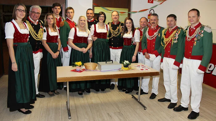 Die „Uniformierte Schützengarde Himmelberg“ unter ihrem Obmann Manfred Berger, dem Hauptmann Friedrich Flath sen., Kameradschaftsführer Lukas Ferlan, Oberleutnant Erwin Ferlan, Fähnrich Erhard Rauter, Schriftführer Friedrich Flath jun. und Kassier Karl Gruber veranstaltete am Samstag den bereits 59. Schützenball in der Kulturhalle in Himmelberg.