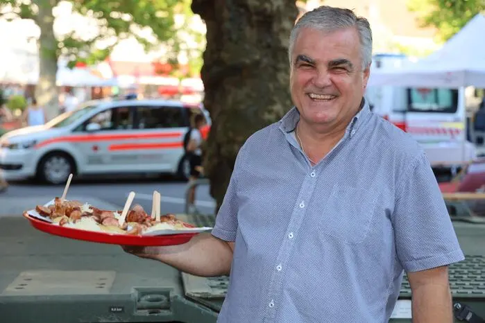 ... andere nutzten das reichhaltige Angebot der Gastronomie oder informierten sich beim Infostand der Polizei