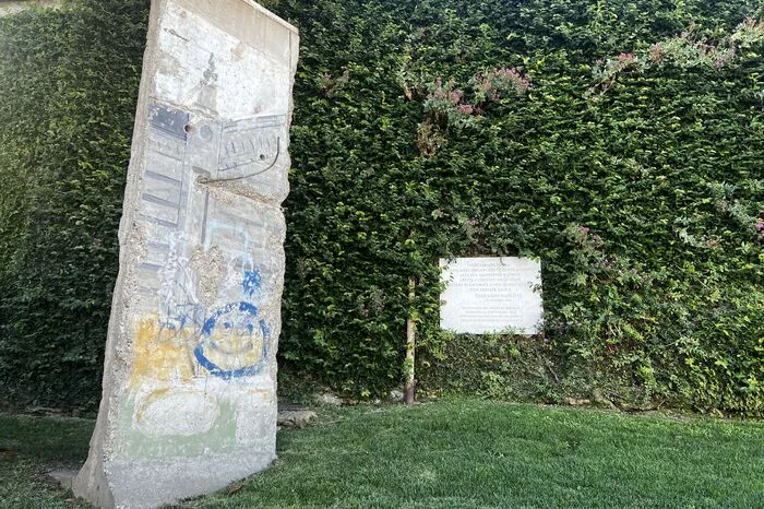 Auf dem Areal ist auch ein Stück der Berliner Mauer verwewigt