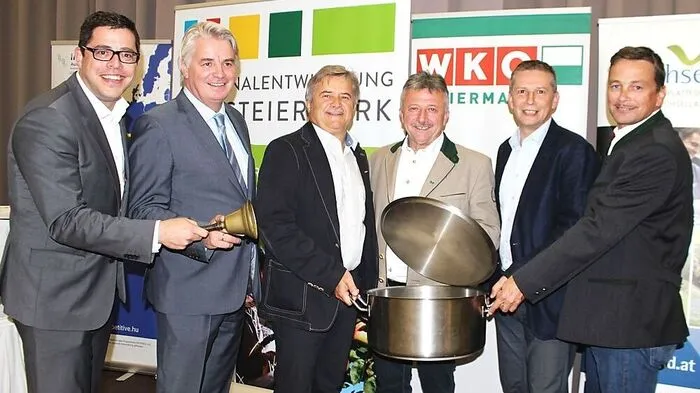 Mit Glocke, Topf und Deckel wurde die Messe eröffnet