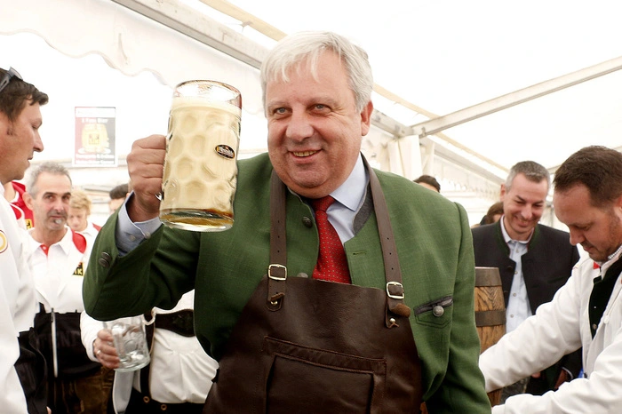 ...befreite Bürgermeister Werner Gutzwar mit nur wenigen kräftigen Schlägen den Bock aus dem Fass.