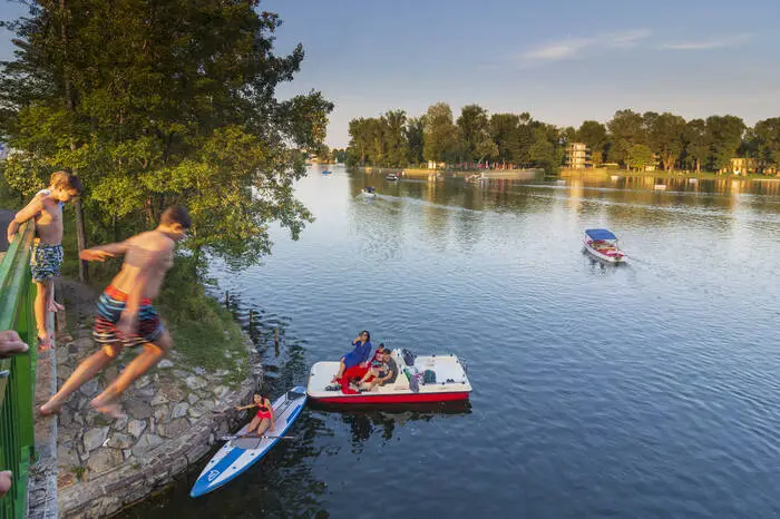 Die Kunst geht heuer baden. In Kooperation mit dem Wiener Volkstheater geht Tim Etchells‘ Volksstück „Die Rechnung“ in die Bezirke und entert einen der wienerischsten Orte: das Gänsehäufel-Bad an der Alten Donau. Die gute Nachricht: Wer ein Ticket für den 1. Juni hat, kann sich ins Wasser werfen und danach für einen Bilderbuch-Sonnenuntergang im Restaurant Bootshaus oder in der La Crêperie einchecken.