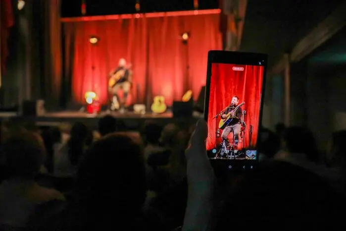 Ein Stopp führte den Künstler Mittwochabend nach Leoben, wo er bereits 2023 am Hauptplatz auf der großen Bühne des „Iron Road for Children“-Festivals stand. Diesmal allerdings im ausverkauften Stadttheater Leoben, ganz nah an seinen Fans dran.