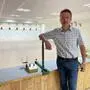 Manfred Rohr in jenem Raum unter dem Schulcampus, in dem Mitglieder des „Verbandes der freien Jäger“ mit Luftdruckgewehren auf Zielscheiben schießen