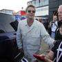 Brad Pitt mit Fans in Silverstone