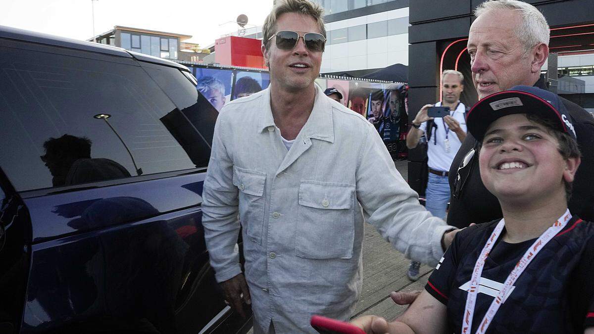 Brad Pitt mit Fans in Silverstone
