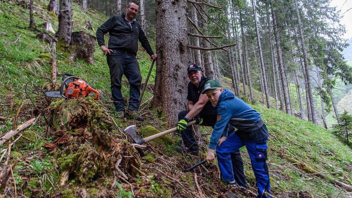 Trotzen dem Wetter und den Widrigkeiten im Lahngraben: Drei der Naturfreunde bei der Wegsanierung 