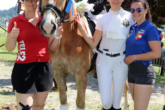 Martina Kohm vom K-Reitverein RC Mühlen belegte den 1. Platz bei der 8 - Dressurprüfung Klasse L - PFERDEPASSKONTROLLE.
