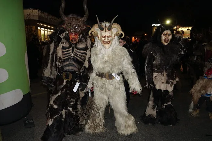 Neben den zotteligen Perchten mit kunstvoll geschnitzten Masken waren beim Jubiläumsperchtenlauf auch noch allerlei Engerl, Hexen, Feuerspucker und noch viele weitere Masken mit dabei.