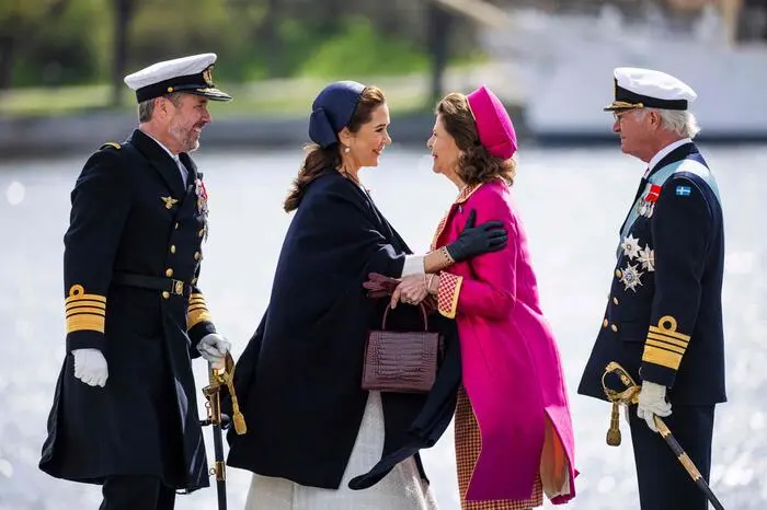  König Carl Gustaf und Königin Silvia begrüßten dort ihre Ehrengäste.