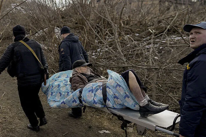 Ein alter Mann wird in Irpin, einem Vorort von Kyiv, evakuiert. Ein Spital wurde von einer Rakete beschossen. 
