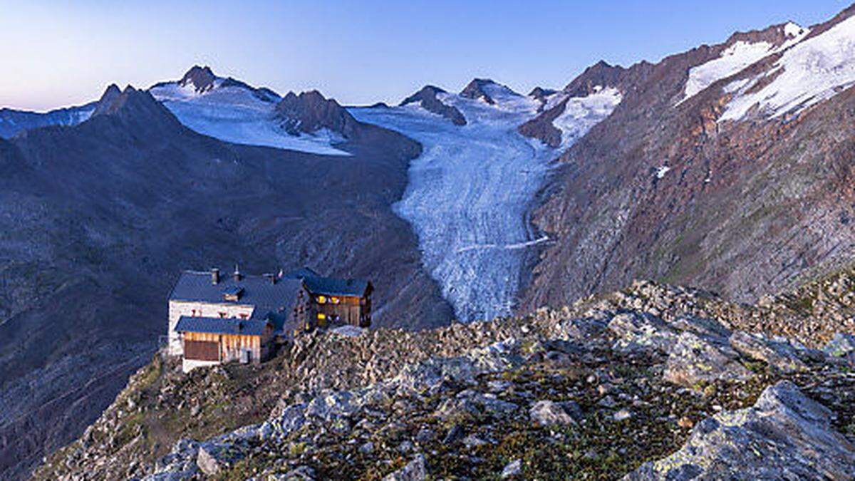 Vom Ramolhaus geht es zum höchsten Punkt des Ötztaler Urwegs zum Ramoljoch