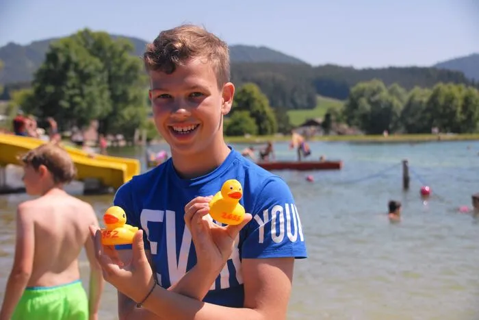 2850 Gummi-Enten starteten am Südufer des Badesees. Das Ziel war das andere Ende der Freizeitanlage.