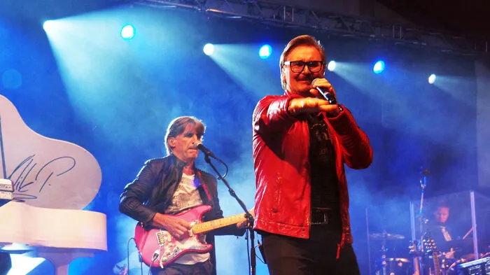 Im Zelt auf der Moosburger Schlosswiese tanzten die Fans von Nik P. und Nordwand Freitagabend beim Konzert. Bei poprocklastiger Musik mit deutschsprachigen Texten wurde begeistert mitgesungen.