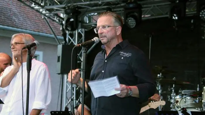 Auch am zehnten Abend des Köflacher Musiksommers 2024 begrüßte Bürgermeister Helmut Linhart die vielen Besucher am Rathausplatz.