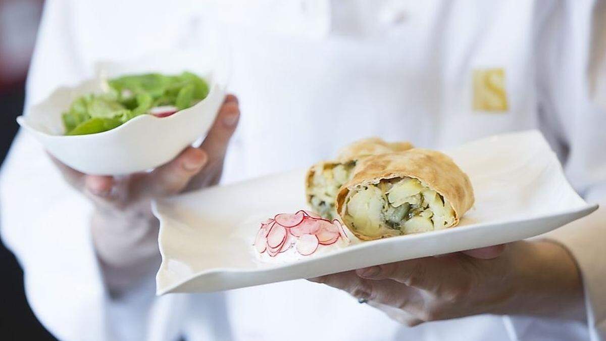 Wildkräuterstrudel mit Radieschenfrischkäse