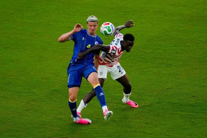 Folarin Balogun (rechts) foulte Tarik Muharemovic schwer und wurde ausgeschlossen
