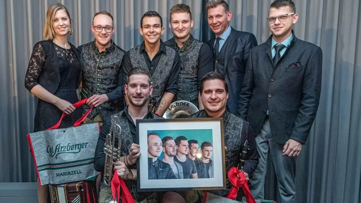 Die "Lederhosenband" namens "Die Jungen Südsteirer" sorgte auch schon in Dubai für Stimmung